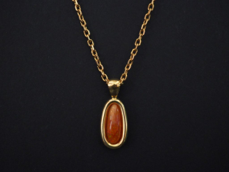 Vente aux enchères Chaine en or jaune, maille forçat, et pendentif en or jaune et composi