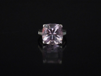 Vente aux enchères MAUBOUSSIN Bague en or blanc, sertie en son centre d'une pierre rosée 