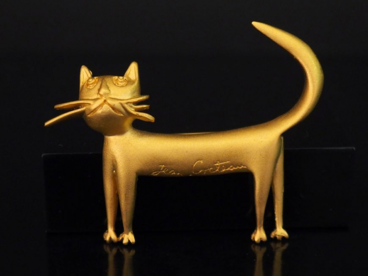 Jean COCTEAU Broche "Chat" en métal doré. Ed.Flammarion. Signée.  Cach