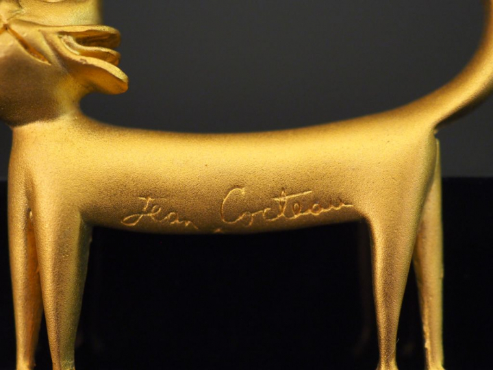 Jean COCTEAU Broche "Chat" en métal doré. Ed.Flammarion. Signée.  Cach