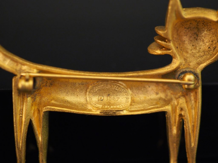 Jean COCTEAU Broche "Chat" en métal doré. Ed.Flammarion. Signée.  Cach