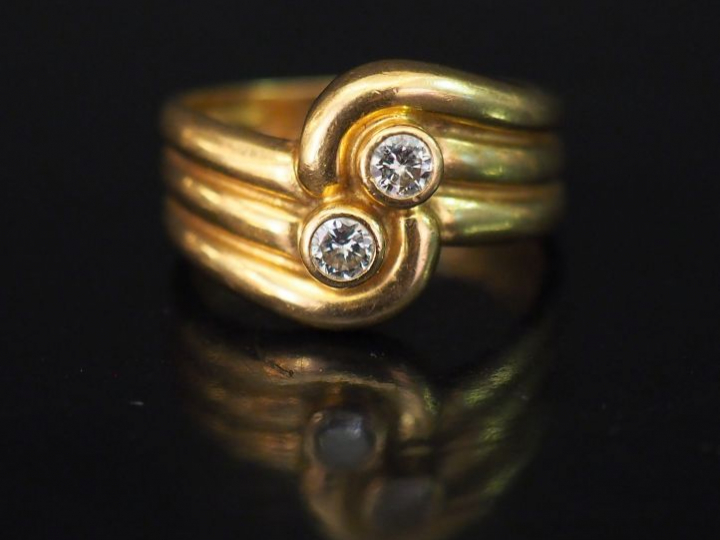 Bague de forme stylisée en or jaune, à décor de godrons et serti de de