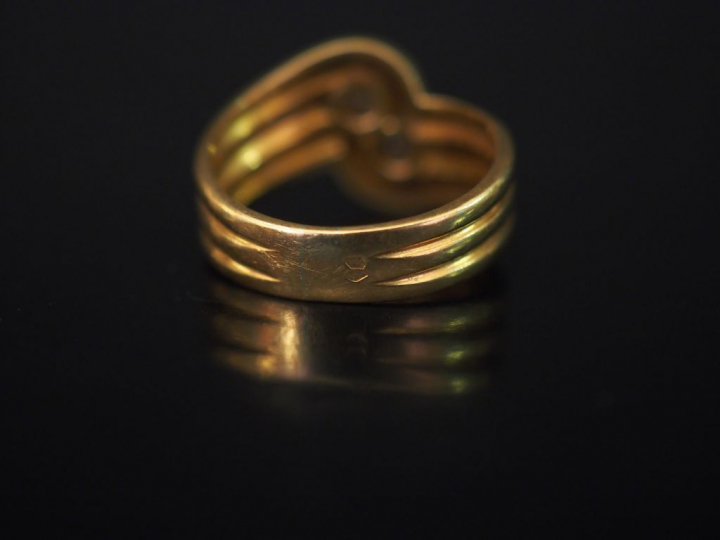 Bague de forme stylisée en or jaune, à décor de godrons et serti de de