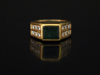Vente aux enchères Bague de style Art déco en or jaune, sertie en son centre d'une émerau