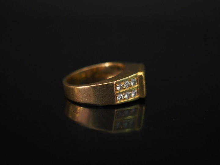 Bague de style Art déco en or jaune, sertie en son centre d'une émerau