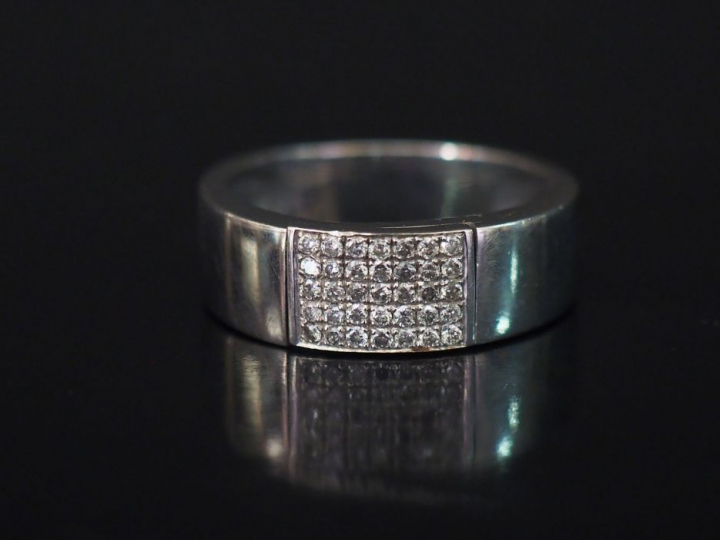 Bague bandeau en or blanc, sertie en son centre d'un pavage de petits 