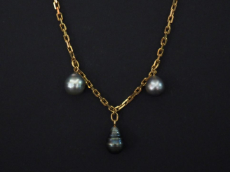 Vente aux enchères Collier souple en or jaune, maille forçat, agrémenté de trois perles g