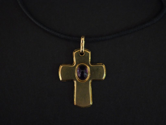 Vente aux enchères Pendentif en or jaune, en forme de croix, sertie d'une pierre mauve en