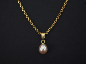 Vente aux enchères Chaine en or jaune, maille forçat, et son pendentif en or jaune et per