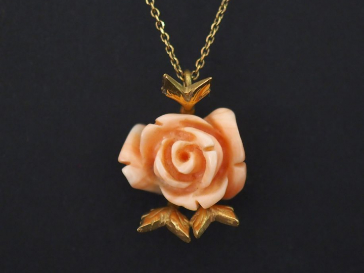 Chaine en or jaune, maille forçat, et son pendentif en or jaune et cor