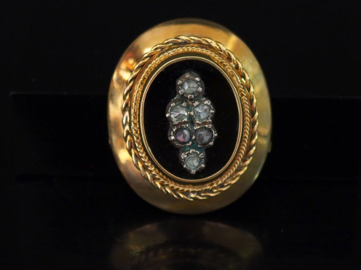 Broche Napoléon III de forme ovale en or jaune et onyx noir, sertie en