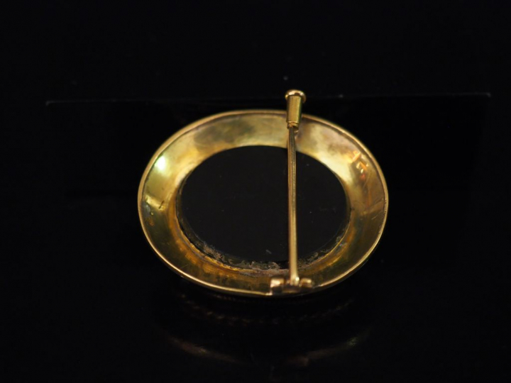 Broche Napoléon III de forme ovale en or jaune et onyx noir, sertie en