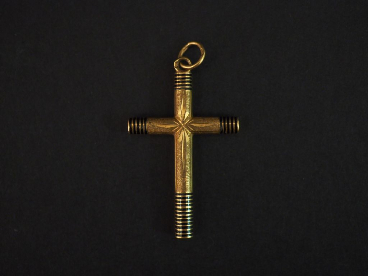 Pendentif Napoléon III en or jaune et émail noir, en forme de croix.  