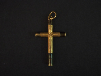 Vente aux enchères Pendentif Napoléon III en or jaune et émail noir, en forme de croix.  