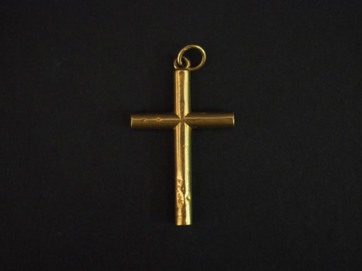 Pendentif Napoléon III en or jaune et émail noir, en forme de croix.  