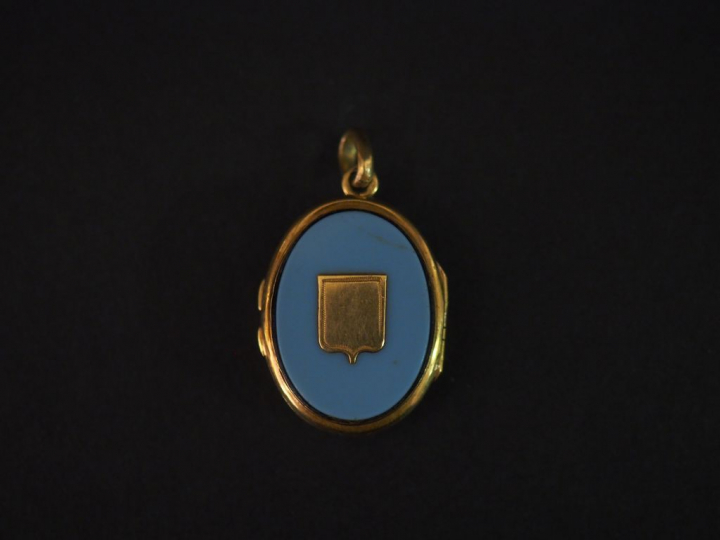 Pendentif porte-photo Napoléon III en or jaune et pierre dure, à décor