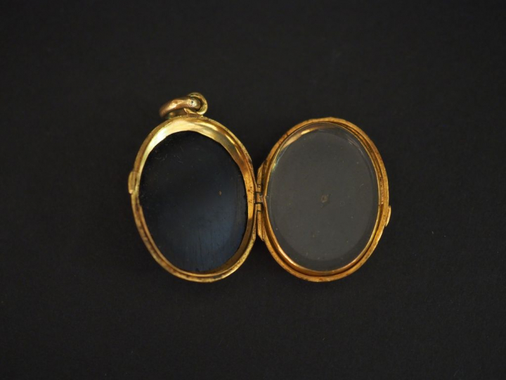 Pendentif porte-photo Napoléon III en or jaune et pierre dure, à décor