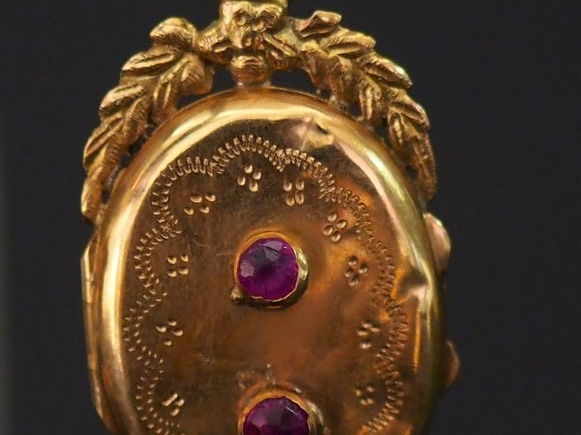 Petit pendentif Napoléon III en or jaune, à décor de feuillage, de car