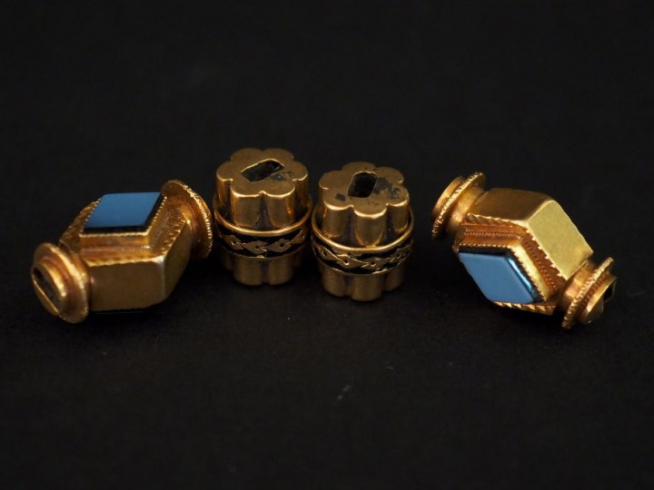 Ensemble comprenant :  - une paire de coulants en or jaune et émail no