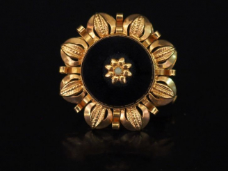 Vente aux enchères Broche Napoléon III en forme de fleur en or jaune et onyx noir. Le cen