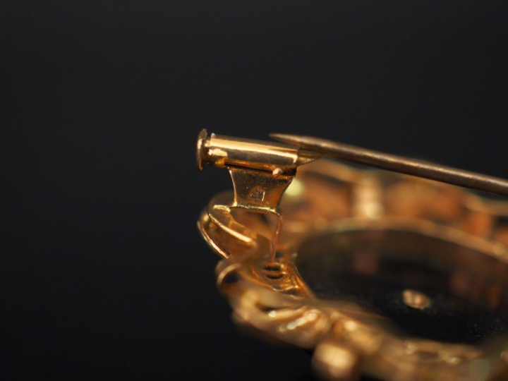 Broche Napoléon III en forme de fleur en or jaune et onyx noir. Le cen