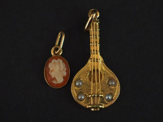 Vente aux enchères Ensemble comprenant :  - un pendentif Napoléon III en or jaune et perl