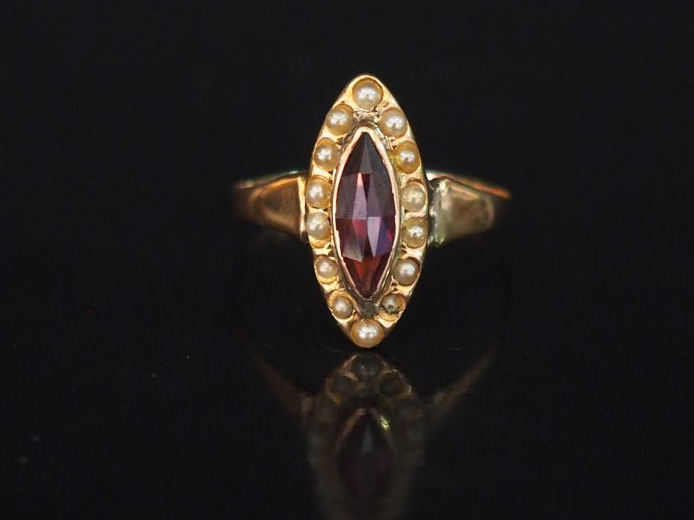 Petite bague Napoléon III de forme marquise en or jaune, sertie d'une 