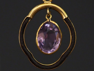 Vente aux enchères Pendentif de forme polylobée en or jaune, orné de poil d'éléphant et d