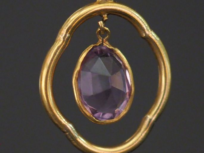 Pendentif de forme polylobée en or jaune, orné de poil d'éléphant et d