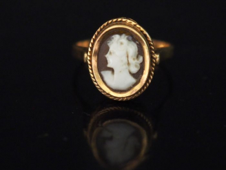 Vente aux enchères Bague Napoléon III en or jaune, sertie en son centre d'un camée figura