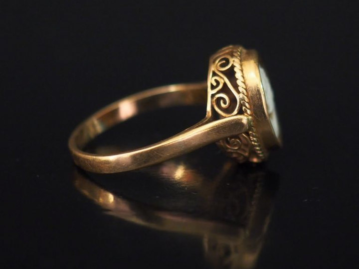 Bague Napoléon III en or jaune, sertie en son centre d'un camée figura