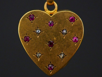 Vente aux enchères Pendentif porte-photo en or jaune, pierres roses et éclats de diamant 