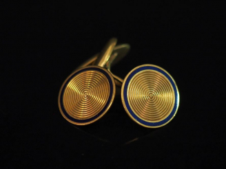 Vente aux enchères Paire de boutons de manchettes en or jaune et émail bleu nuit, à décor