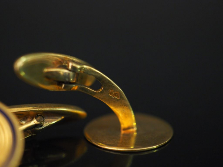 Paire de boutons de manchettes en or jaune et émail bleu nuit, à décor