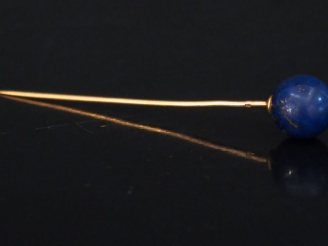 Vente aux enchères Epingle à cravate en or jaune, sertie d'une boule de lapis lazuli.  H.