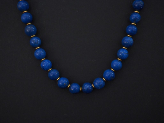 Vente aux enchères Collier de perles de lapis lazuli, fermoir menotte en or jaune. Long. 