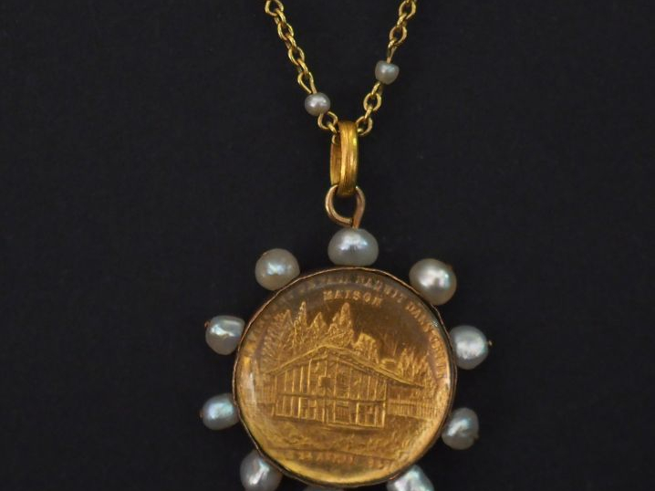 Médaille religieuse en or jaune et perles blanches en or jaune, figura