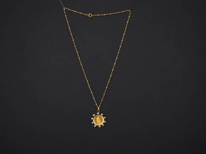 Médaille religieuse en or jaune et perles blanches en or jaune, figura