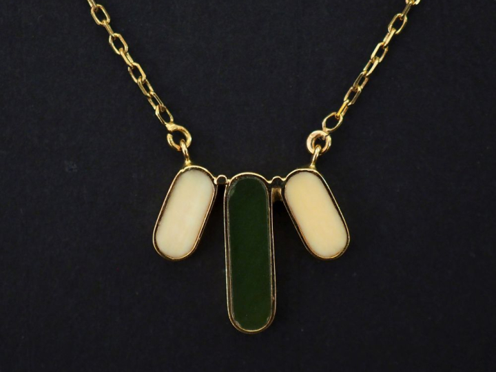 Collier souple en or jaune, maille forçat, à décor en son centre de tr