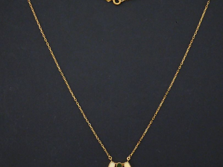 Collier souple en or jaune, maille forçat, à décor en son centre de tr