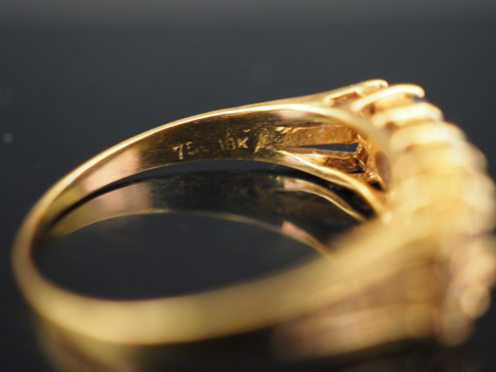 Bague pont en or jaune, sertie de deux lignes de pierres bleues et de 