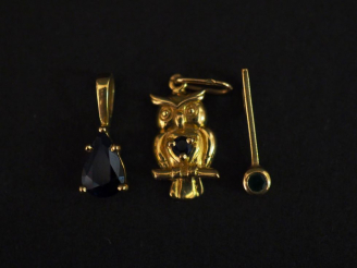 Vente aux enchères Ensemble comprenant : - un pendentif en or jaune, serti d'une pierre b