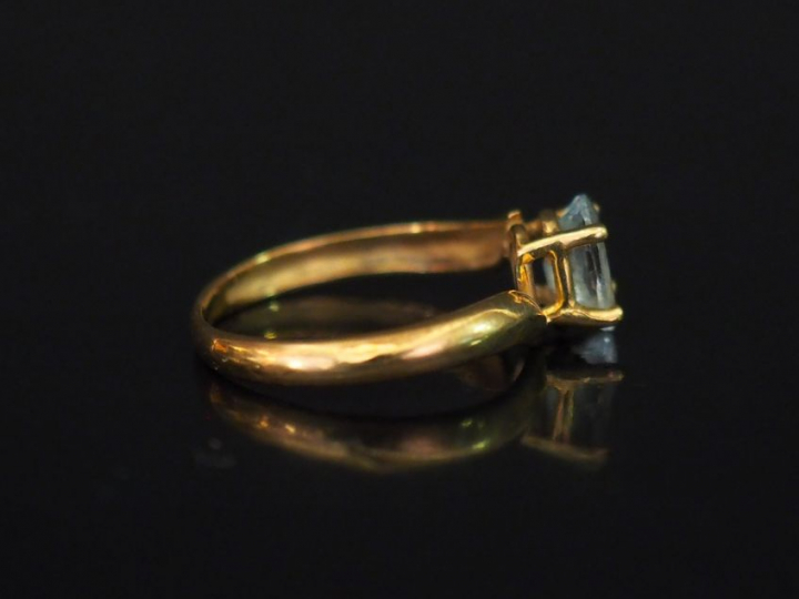 Bague de forme mouvementée en or jaune, sertie en son centre d'une pie