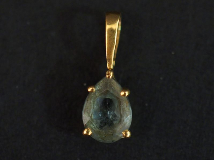 Petit pendentif en or jaune, serti d'une pierre bleu ciel en forme de 
