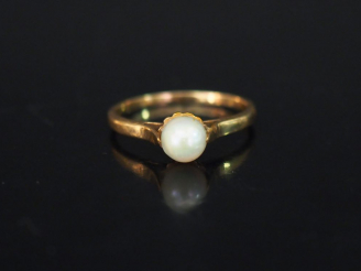 Vente aux enchères Bague en or jaune, sertie en son centre d'une perle blanche. TDD. 55 P