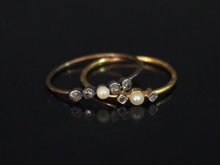 Ensemble comprenant : - une bague en or jaune, sertie en son centre d'