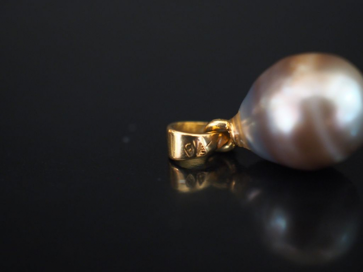 Ensemble comprenant deux pendentifs en or jaune et perle. H. 1,7 cm Po