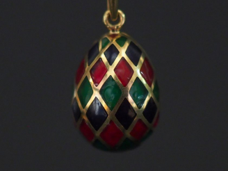 Vente aux enchères Pendentif en or jaune et émail polychrome en forme d'œuf, à décor de m