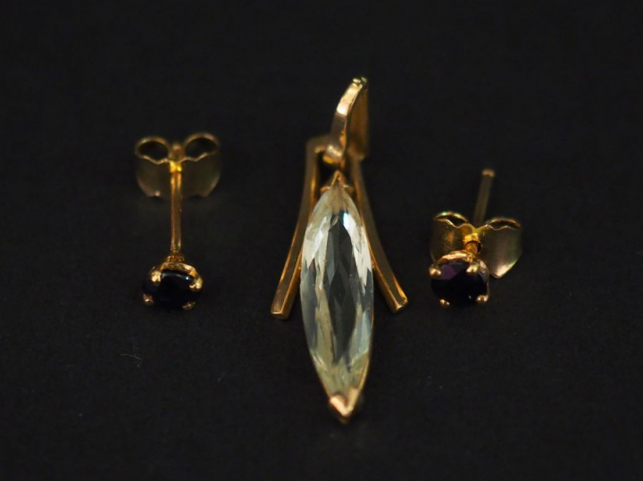 Ensemble comprenant :  - une paire de puces d'oreilles en or jaune et 