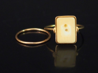 Vente aux enchères Ensemble comprenant : - une petite bague en or jaune et composition.  